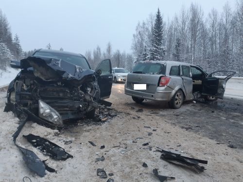 На 302 км автодороги Сыктывкар - Ухта произошло столкновение двух автомашин